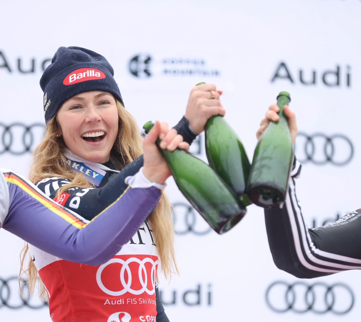 мікаела і неспонсорове шампанське